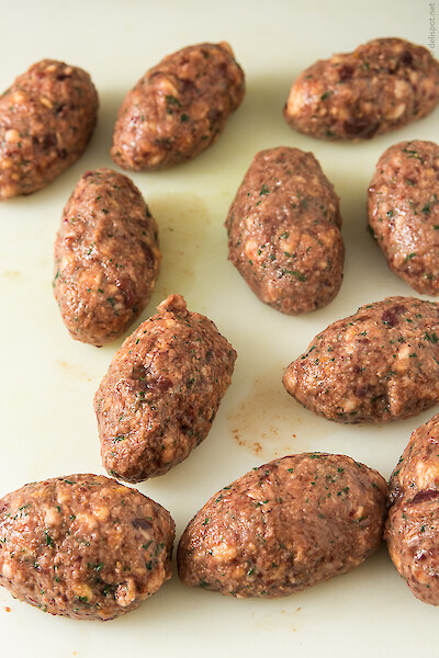 Leberknödel, portioniert und in ovale Form gebracht