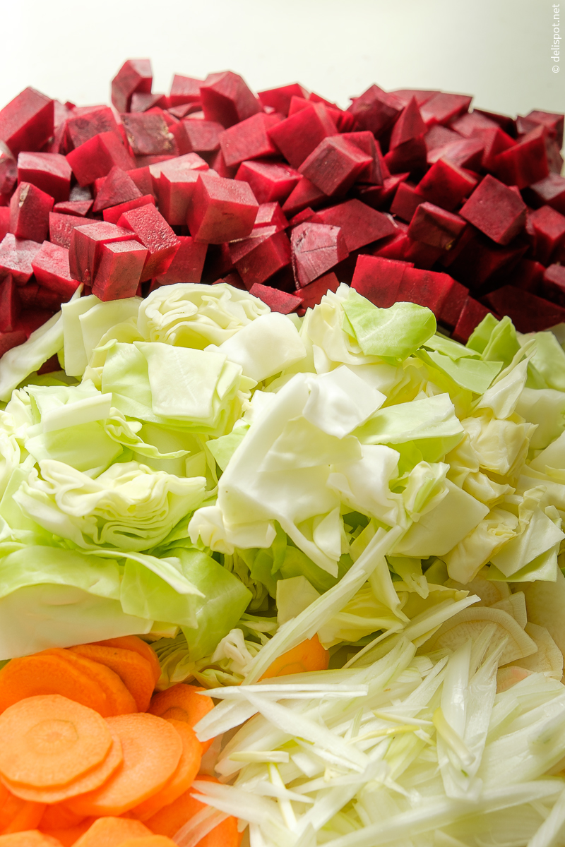 Gemüse,  geschnitten für Borschtsch: Rote Bete, Spitzkohl, Karoffen, Zwiebeln
