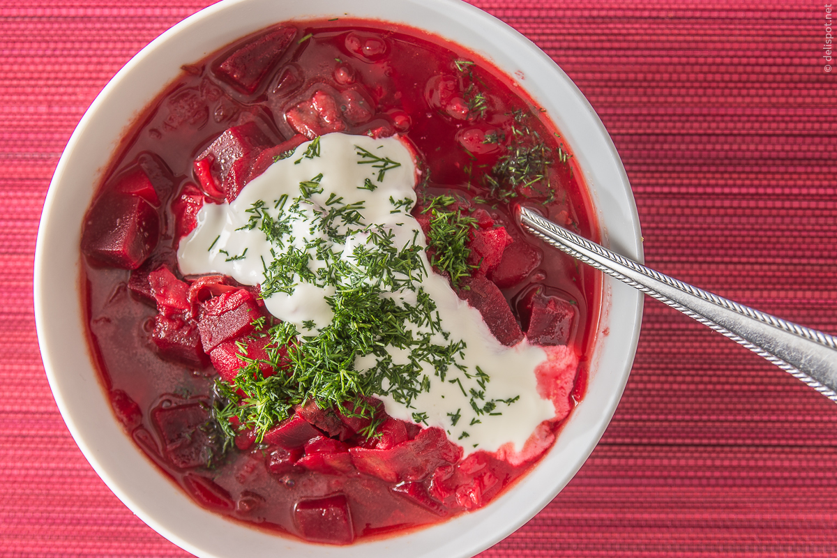Borschtsch in Schale angerichtet, mit Topping aus Sauerrahm und Dill