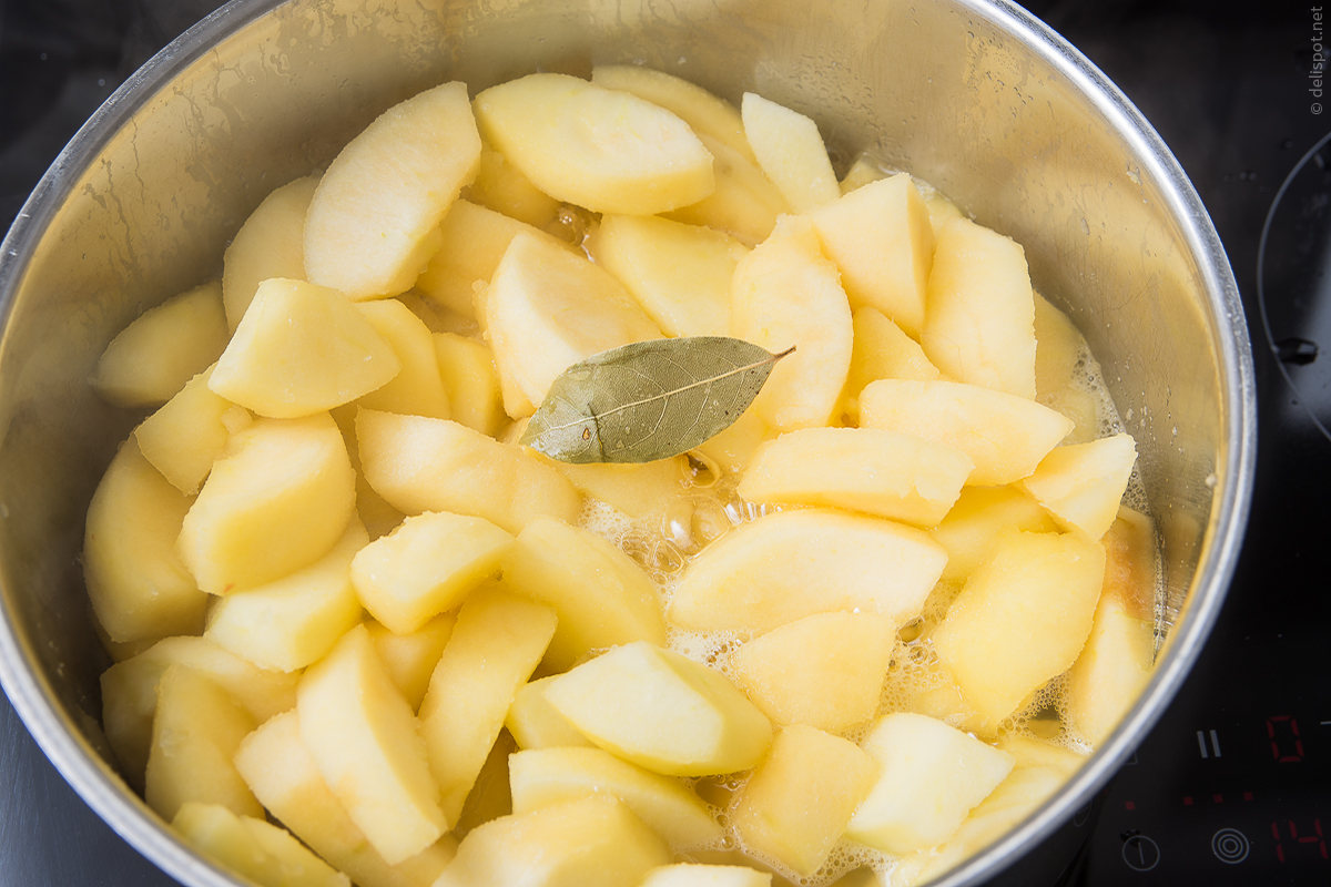 Apfelmus, Ansatz: geschälte und zerkleinerte Äpfel werden mit Zucker, Saft und Gewürzen gegart