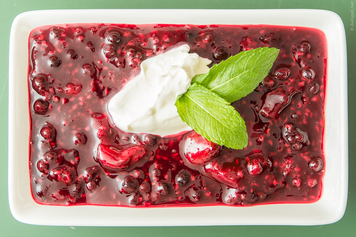 Rote Grütze, angerichtet mit Crème fraîche