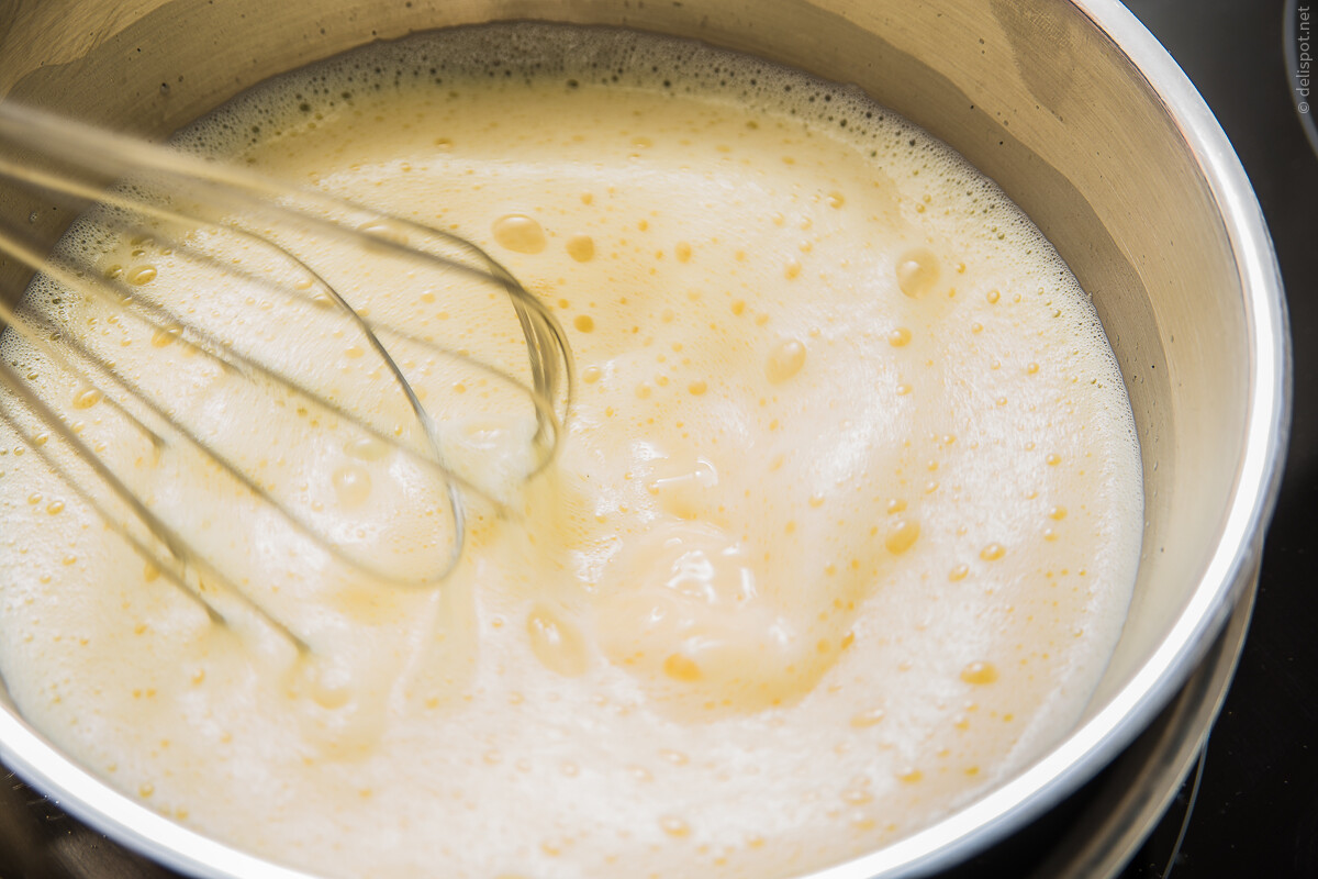 Vanillesauce: Milch und Eigelb werden im Wasserbad aufgeschlagen