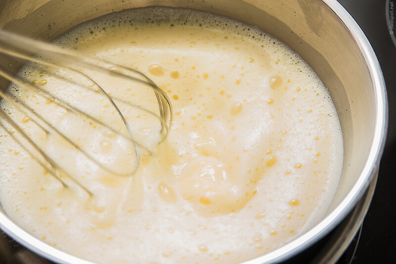 Vanillesauce: Milch und Eigelb werden im Wasserbad aufgeschlagen