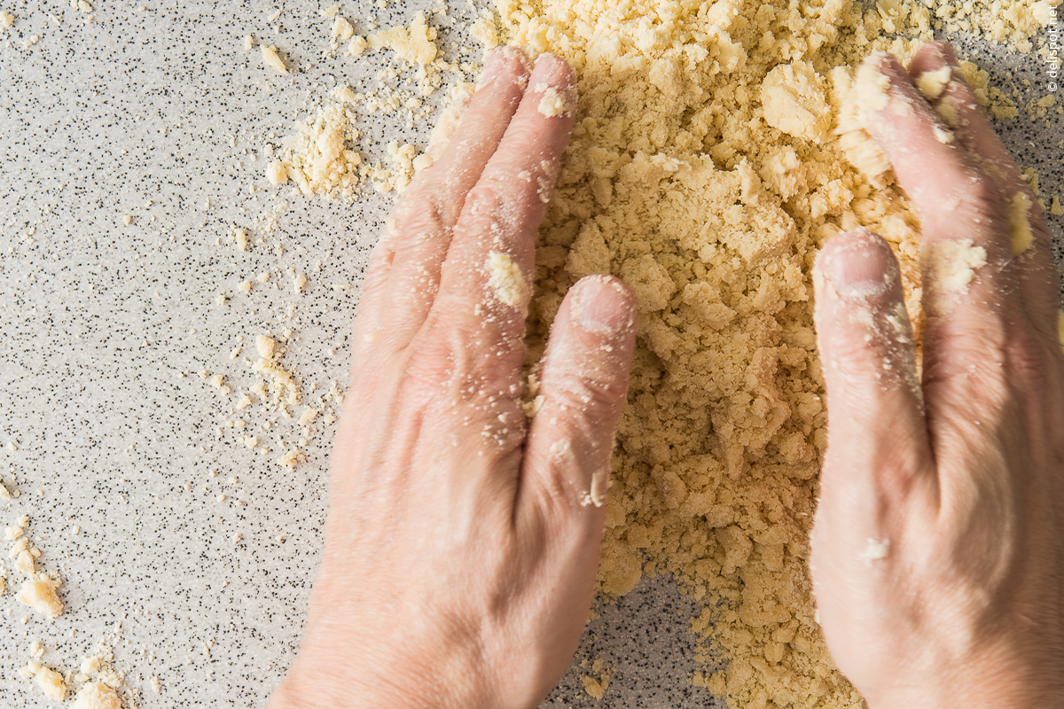 Mürbeteig, Herstellung: Mehl und Butter bilden streuselartige Kügelchen