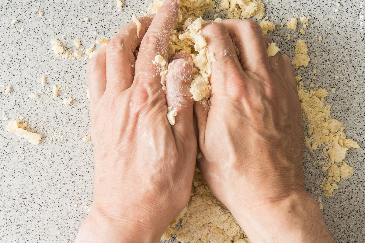 Mürbeteig, Herstellung: Mehl, Butter und Salz miteinander verkneten