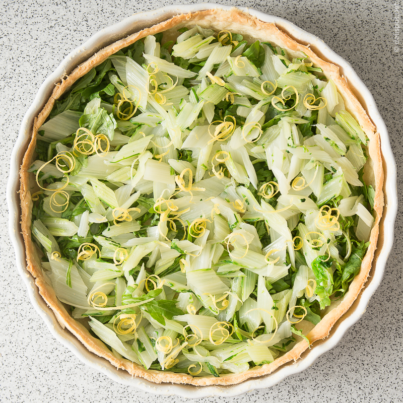 Quiche, Füllen: Kräuter, Stiele vom Mangold, Zitronenschale