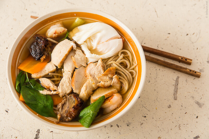 Ramen mit Einlage aus Hühnerbrust, gerösteten Flügeln, Garnelen, Karotten, Spinat und pochiertem Ei