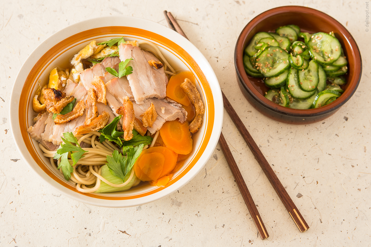 Ramen mit Einlage aus Schweinebauch, Karotte, Lauch, Ei und Petersilie