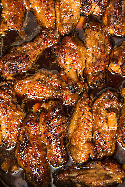 Tare herstellen: Angeröstete Hühnerflügel mit Wasser, Sale, Mirin und Sojasauce kochen