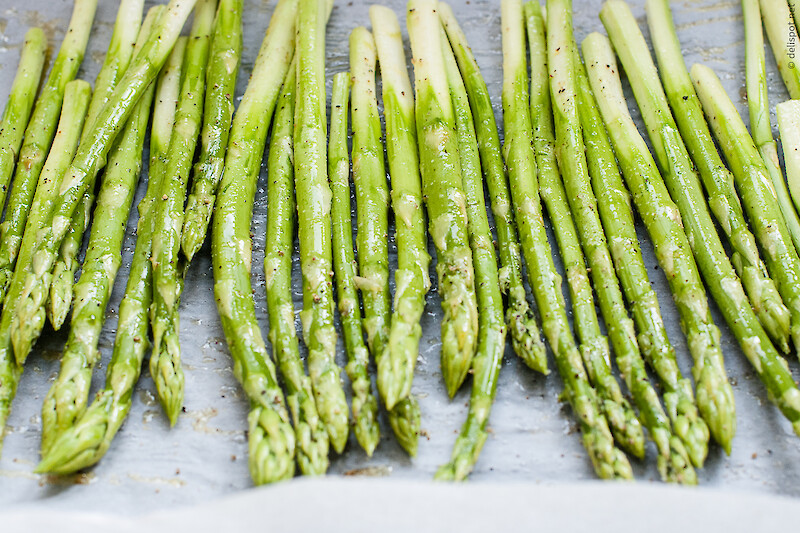 Grüner Spargel, offen im Backofen gegart