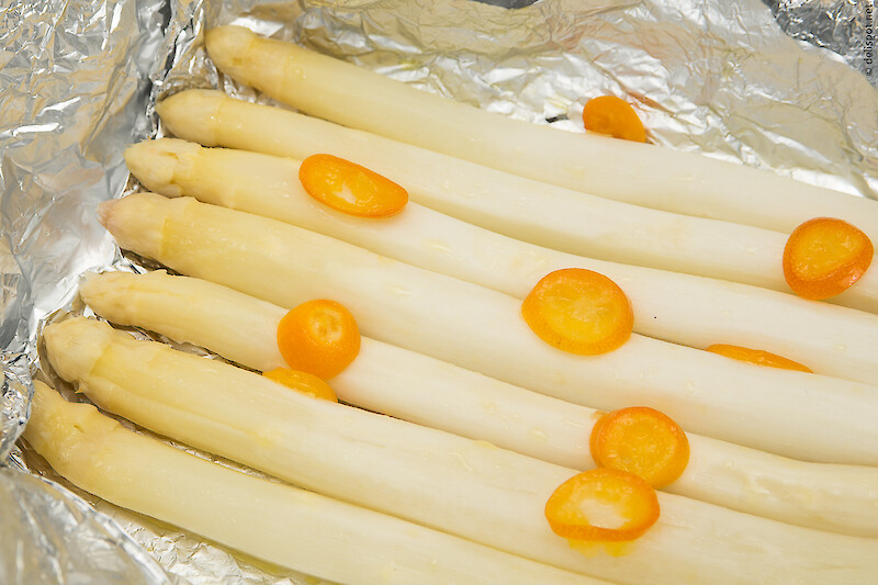 Weißer Spargel, mut Butter und Kumquats in Alufolie gegart