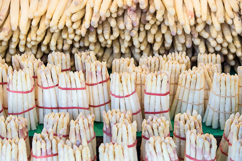 Marktstand mit weißem Spargel in unterschiedlichen Qualitäten