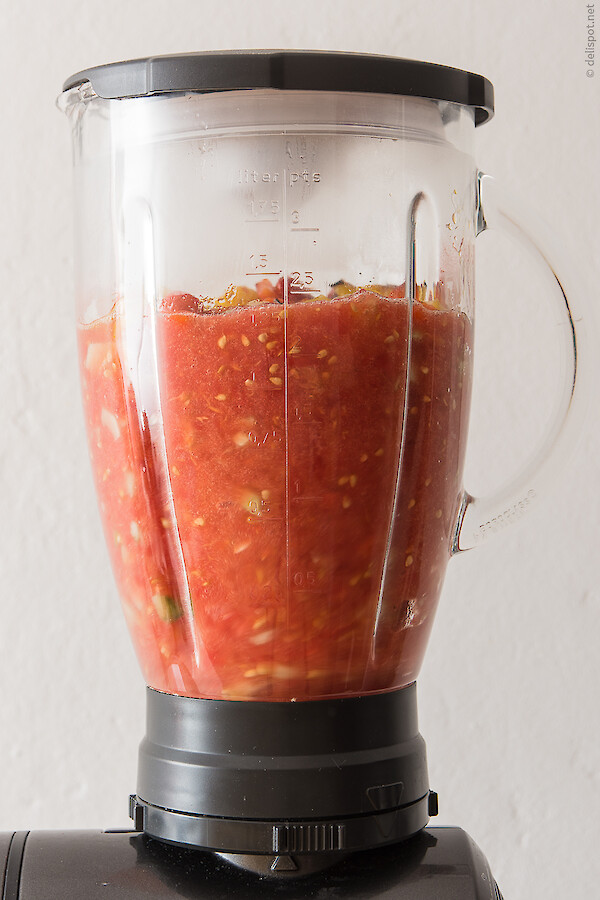 Gazpacho andaluz, Zutaten werden im Mixer zerkleinert (Tomaten, Paprika, Gurken, Knoblauch)