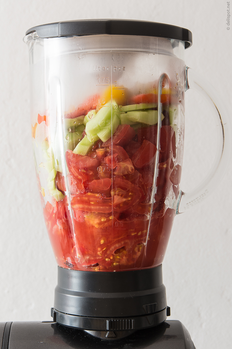 Gazpacho andaluz, Zutaten im Mixer (Tomaten, Paprika, Gurken, Knoblauch)