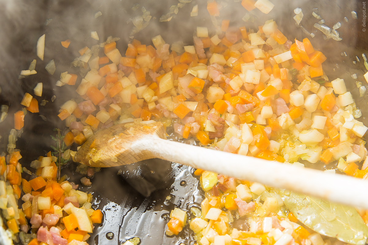 Tomatensauce klassisch-französisch, Mirepoix anbraten