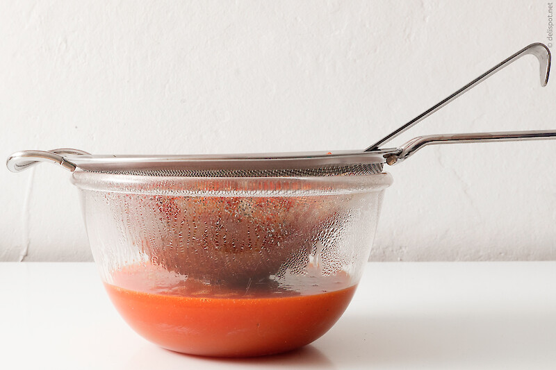 Tomatensauce klassisch-französisch, Passieren der Sauce