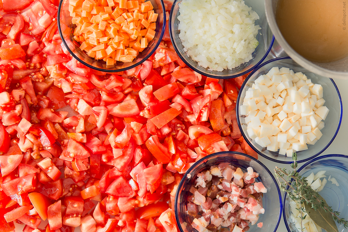 Tomatensauce klassisch-französisch, Hauptzutaten: Tomaten, Zwiebeln, Karotten, Sellerie, Speck, Knoblauch, Kräuter