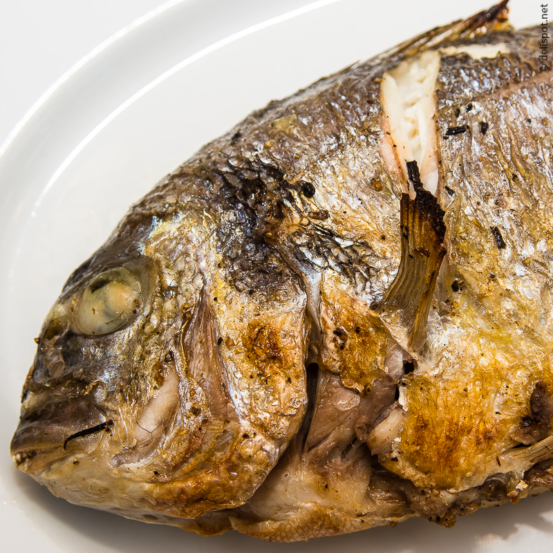 Maillard-Reaktion: Dorade vom Grill