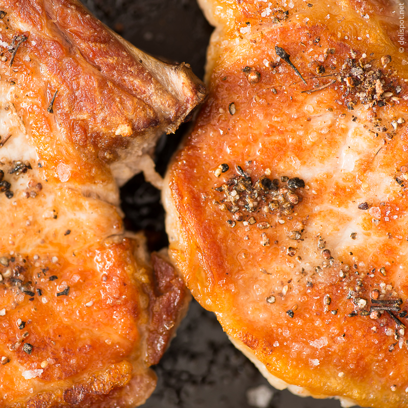 Maillard-Reaktion: Koteletts vom Iberico-Schwein braten in der Pfanne