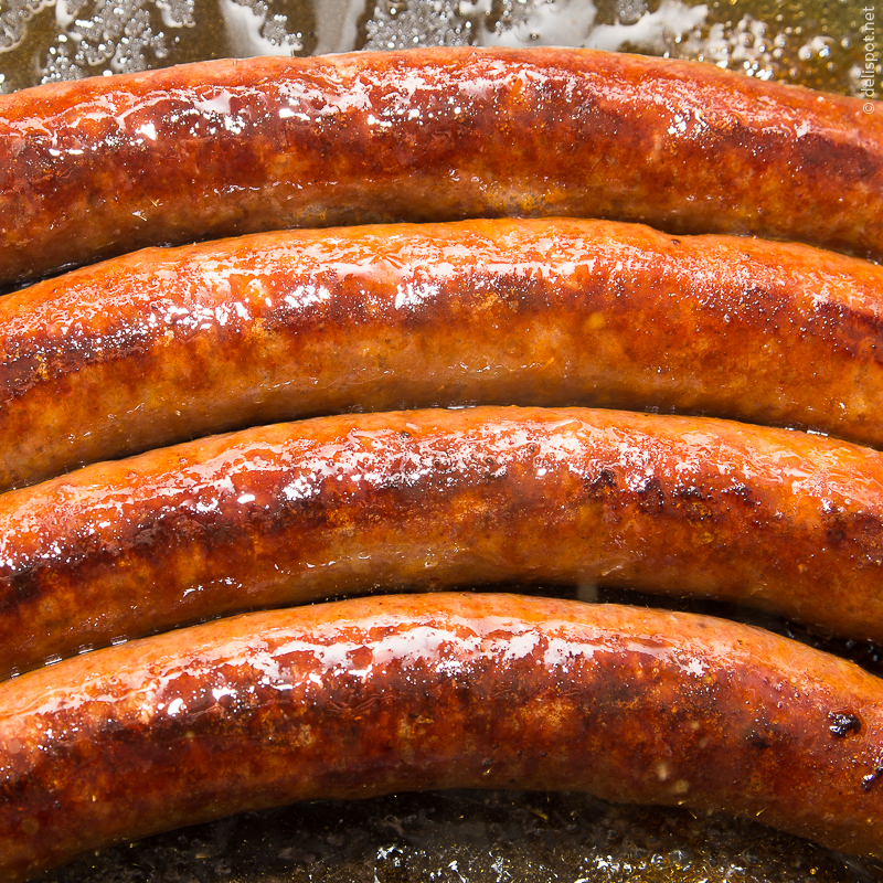 Maillard-Reaktion: Merguez-Würste braten in der Pfanne