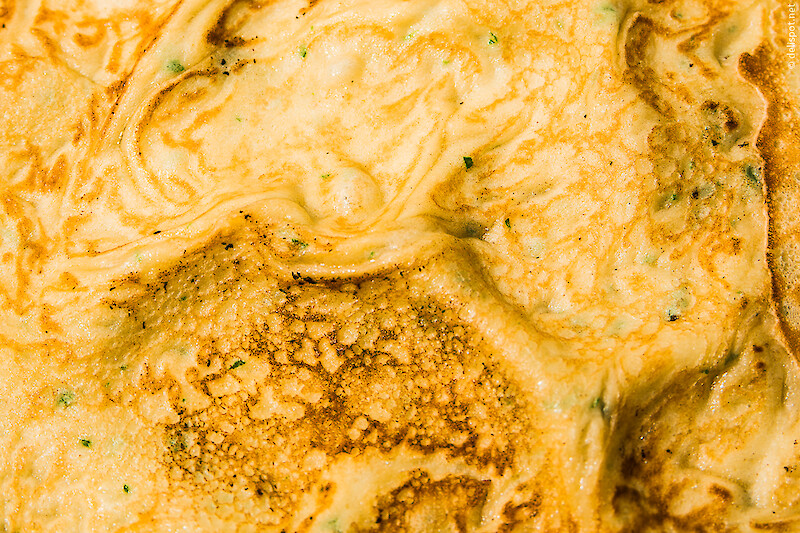 Maillard-Reaktion: Oberfläche eines Pfannkuchens zeigt vielfältige Röstspuren