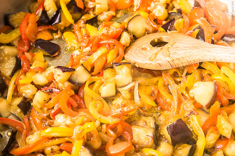 Shakshuka-Ansatz: Zwiebeln, Paprika und Auberginen werden angebraten