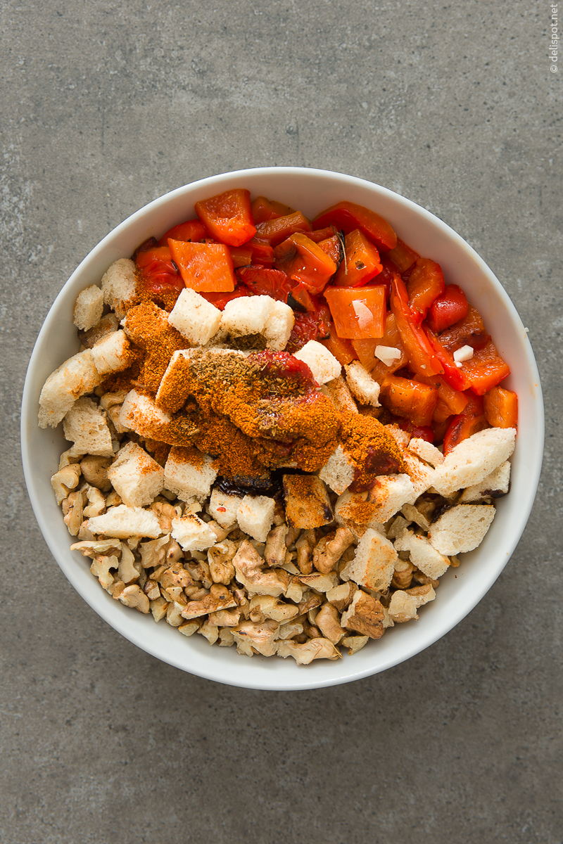 Muhammara, Zutaten: Paprika, Walnüsse, Brot, Gewürze