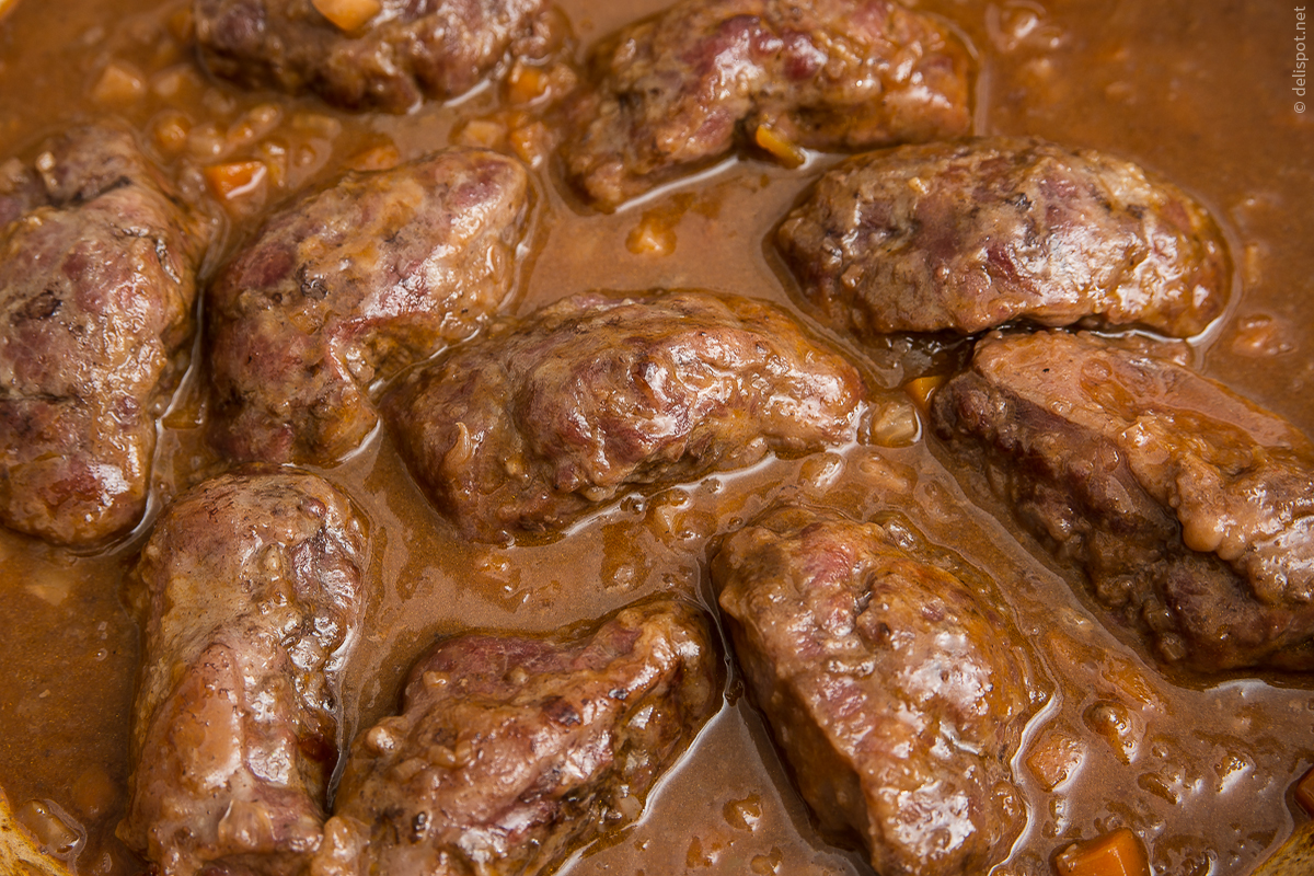 Schweinebäcken, in Rotwein geschmort