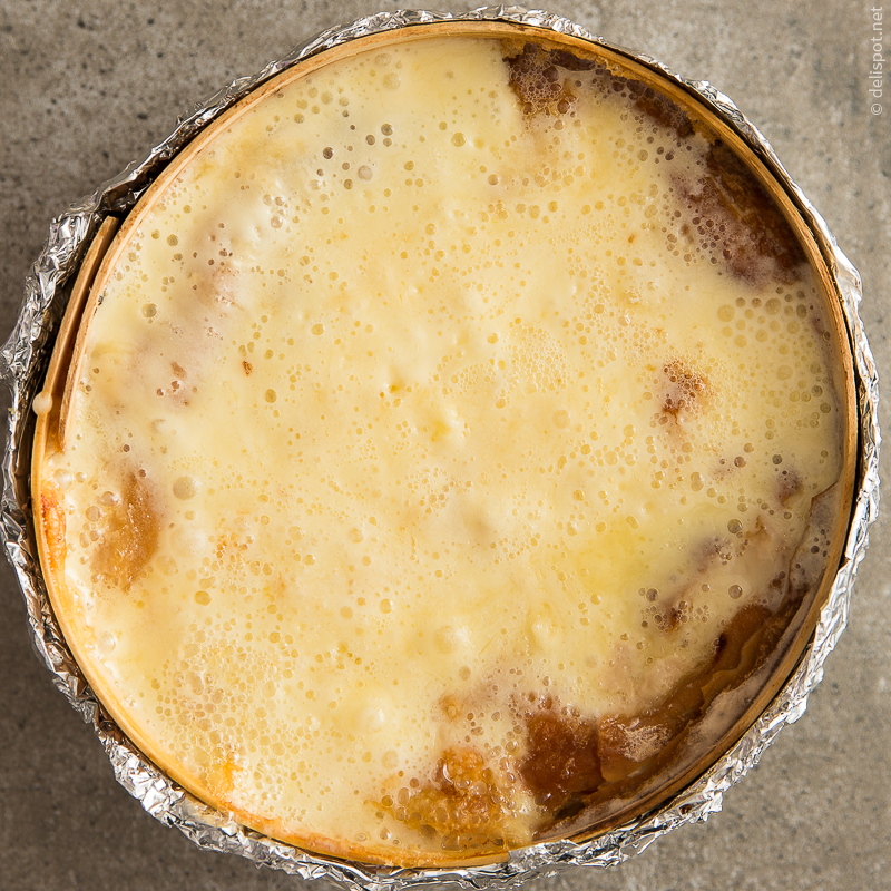 Vacherin Mont d’or aus Frankreich, im Ofen zu einer Art Fondue geschmolzen
