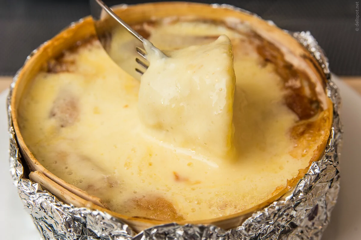 Kartoffel auf Gabel, überzogen mit geschmolzenem Vacherin Mont d’Or aus Frankreich