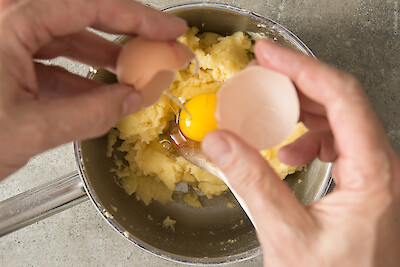 Brandteig herstellen, Schritt 4: Eier einzeln zugeben