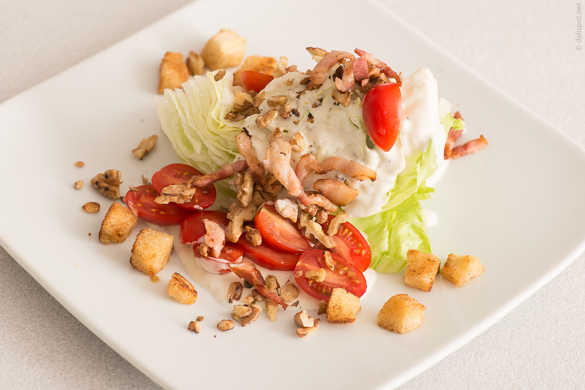 Wedge Salad: Eisbergsalat-Viertel, Blauschimmelkäse-Dressing, Walnüsse, gebratener Speck, Kirschtomaten, Croutons