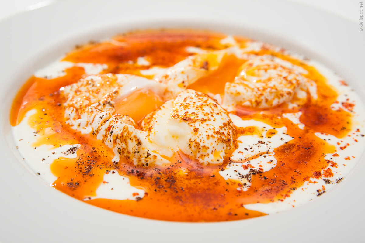 Çılbır – türkisches Gericht aus pochierten Eiern, Joghurt, Paprikapulver und Butter
