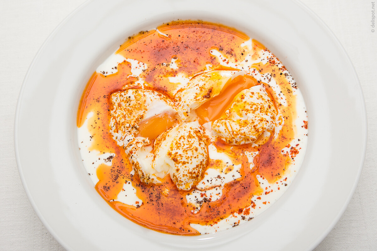 Çılbır – türkisches Gericht aus pochierten Eiern, Joghurt, Paprikapulver und Butter