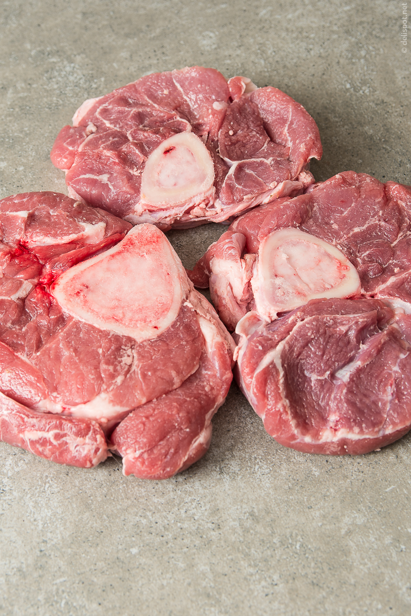 Ossobuco, Ausgangspunkt: Kalbshaxe (Kalbsbein, Kalbshesse, Kalbswade), in Scheiben geschnitten