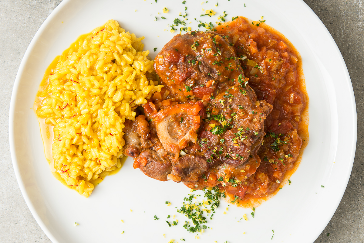 Ossobuco, mit Soffrito und Tomaten geschmort und Gremolata bestreut, dazu Safranrisotto