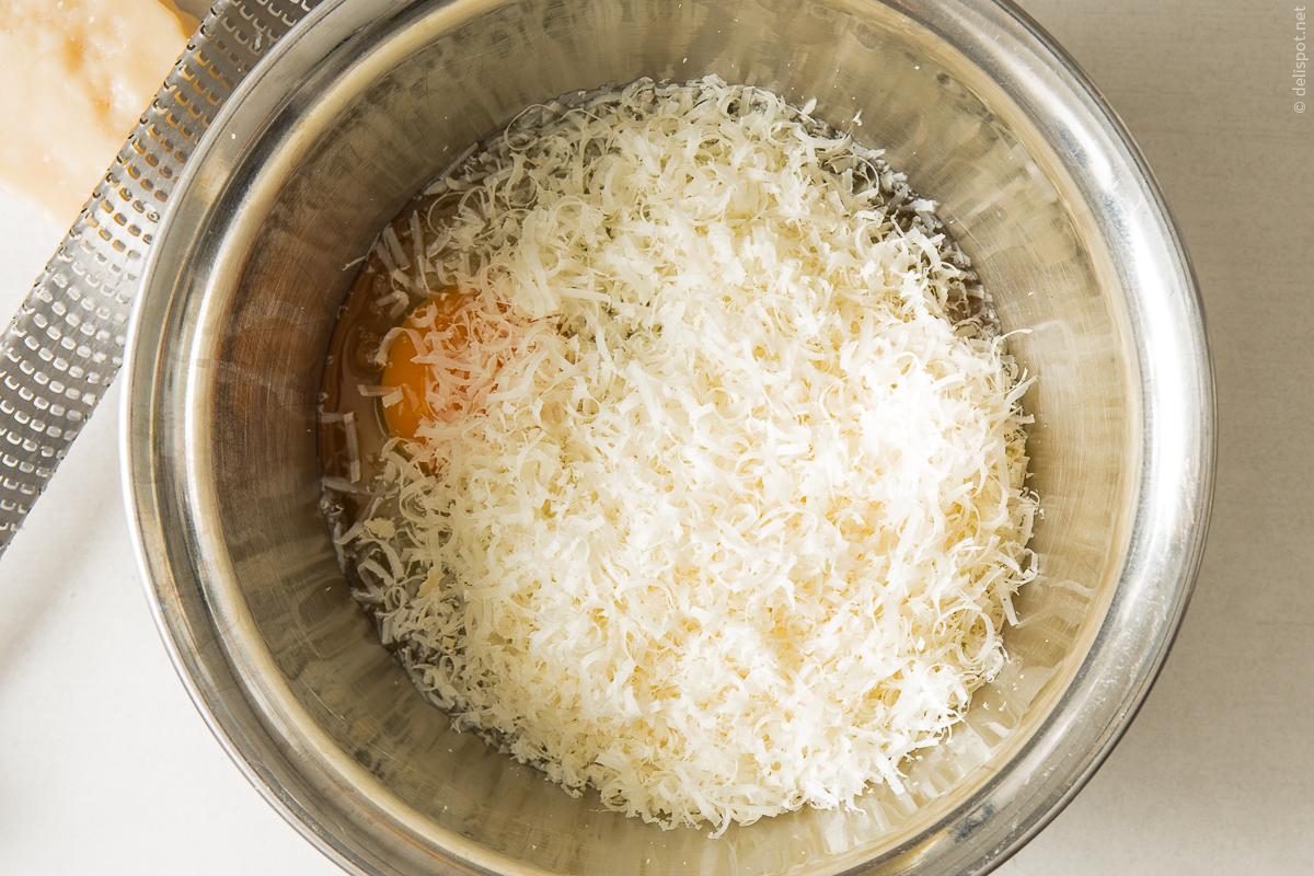 Carbonara, Zutaten: Eier und frisch geriebener Käse., z. B. Parmesan, Grana padano oder Pecorino