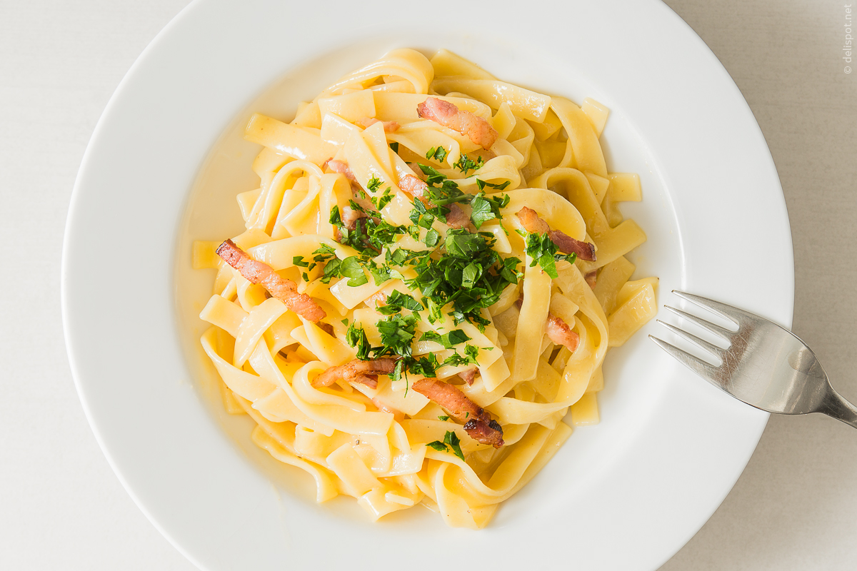 Pasta alla carbonara, hier mit Fettucine