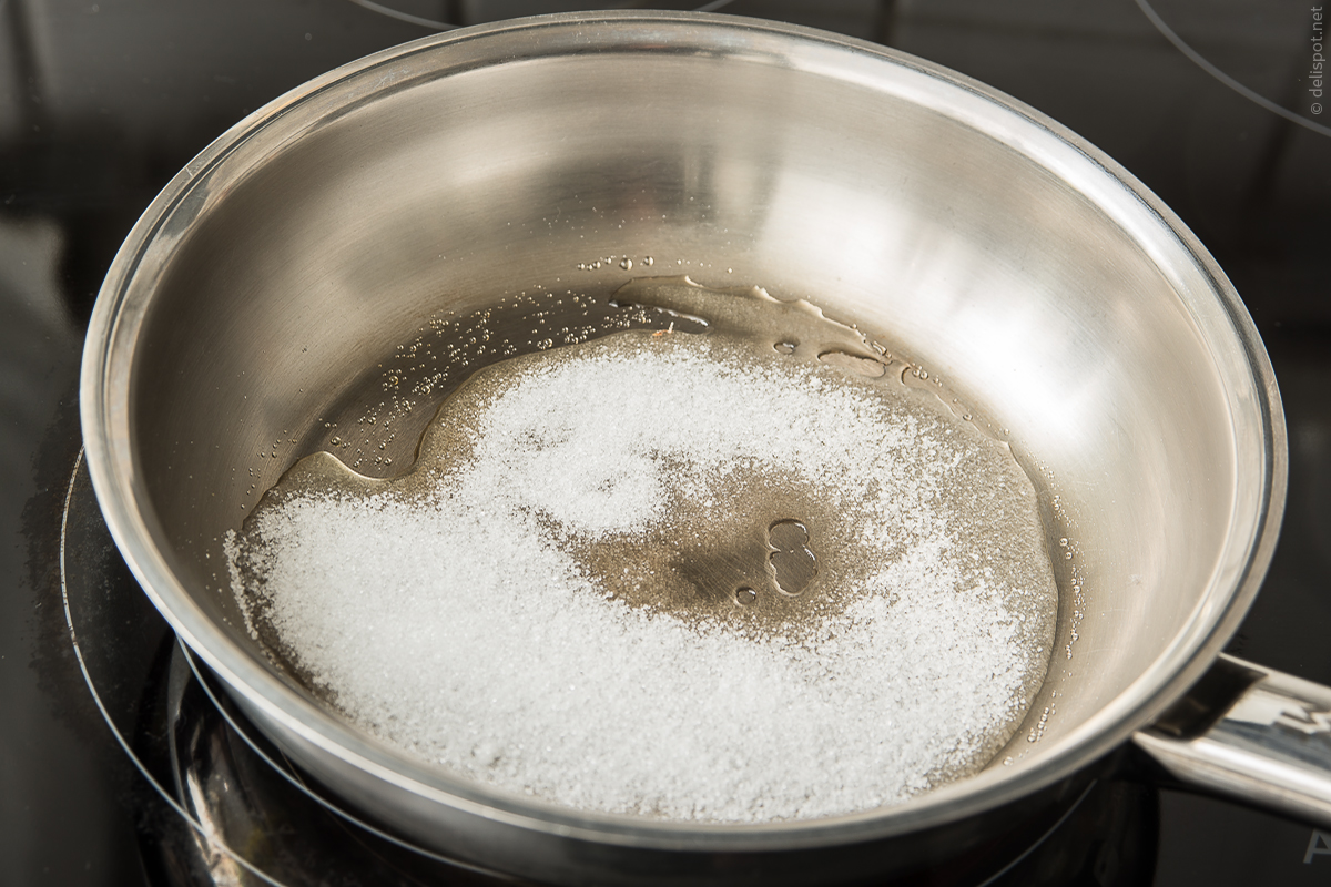Karamellisieren, Phase 1: Zucker schmilzt bei ca. 135–140 °C