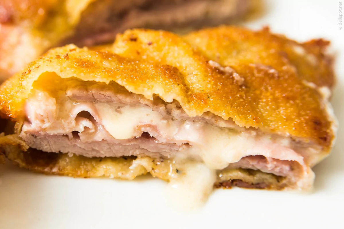 Cordon bleu: Paniertes Kalbsschnitzel mit Schinken und Käse gefüllt