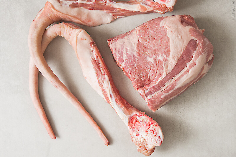 Sauerfleisch, Rohmaterial: Schweinhals und Schweineschwänze