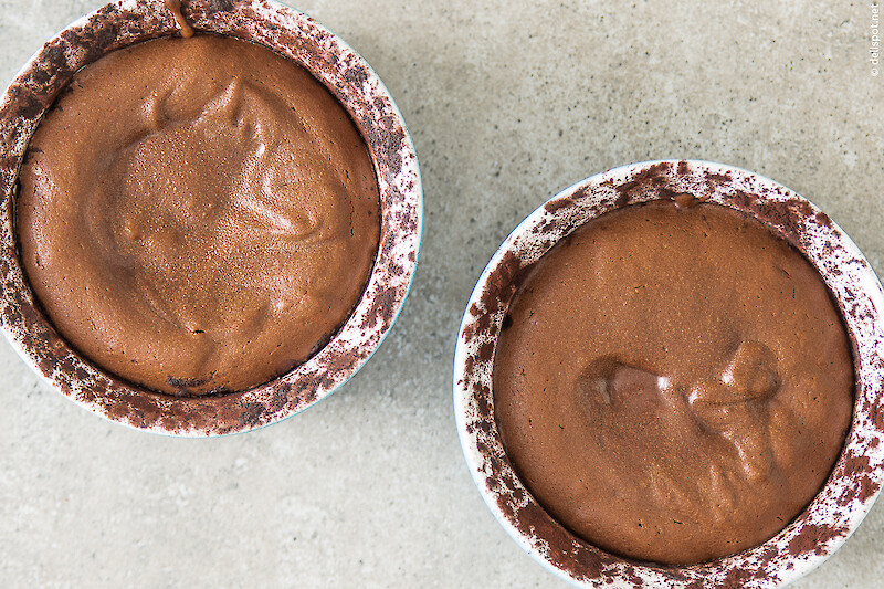 Zwei Förmchen mit fertig gebackenen Fondants au chocolat