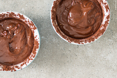 Zwei Förmchen mit Teig für Fondant au chocolat gefüllt