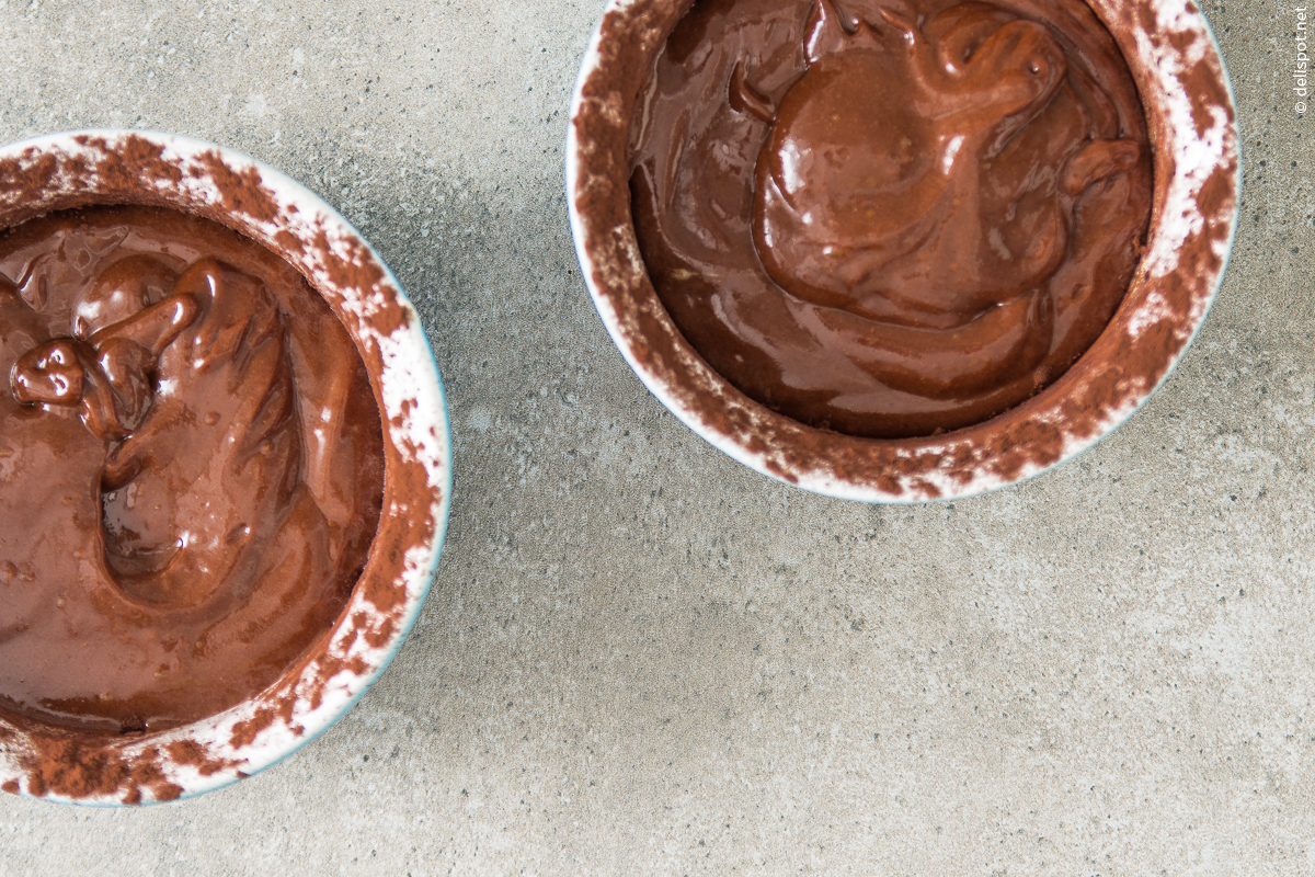 Zwei Förmchen mit Teig für Fondant au chocolat gefüllt