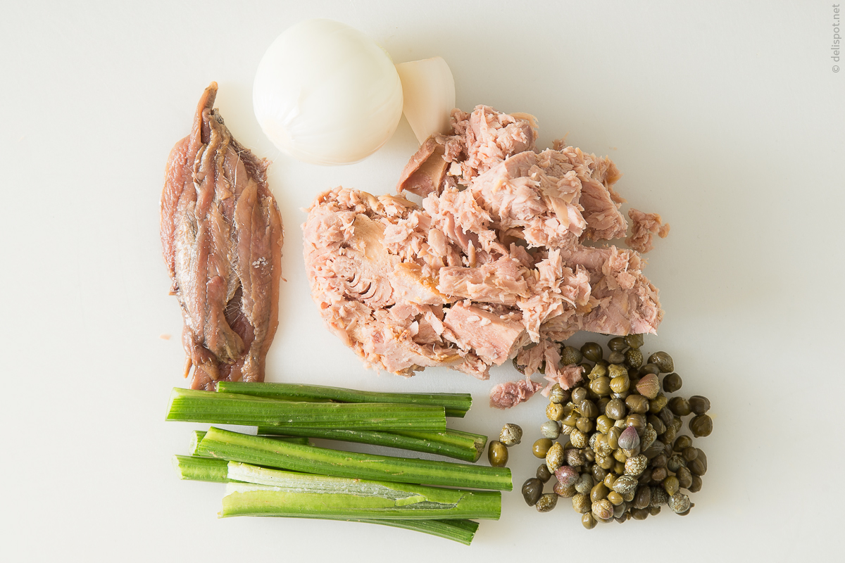Pasta tonnata, Schlüsselzutaten: Thunfisch, Sardellen, Kapern, Zwiebeln, Knoblauch, Staudensellerie