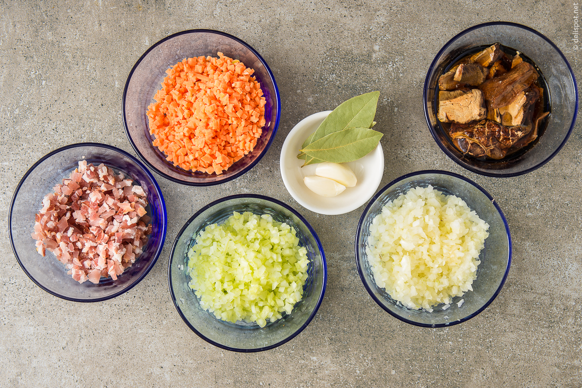 Ragù alla bolognese, Zutaten Unterbau: Pancetta, Karotten, Staudensellerie, Lorbeerblätter, Knoblauch, Zwiebeln, Steinpilze