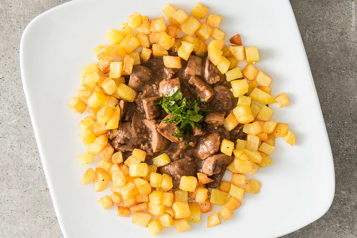 Saure Nierle, angerichtet mit Bratkartoffeln