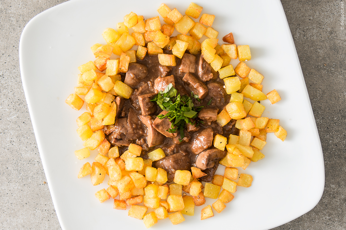 Saure Nierle, angerichtet mit Bratkartoffeln