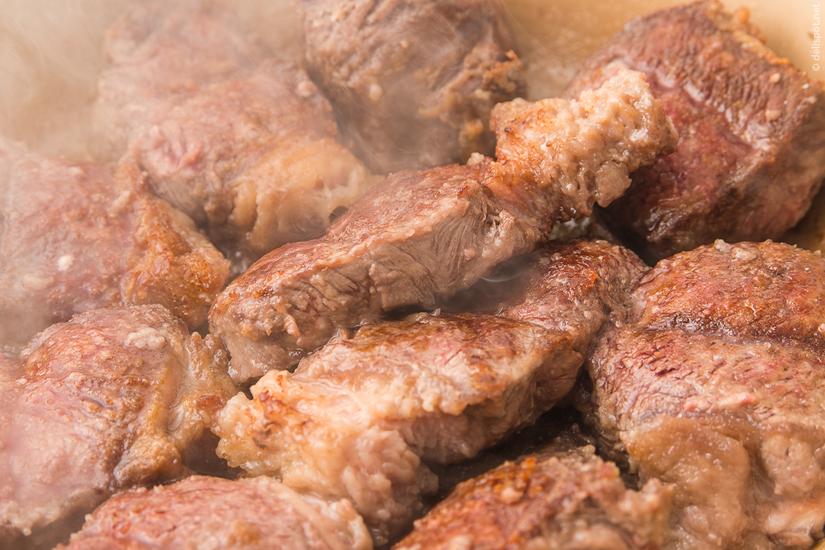 Bœuf bourguignon, angebratene Fleischstücke in Pfanne mit gut entwickelten Röstflächen