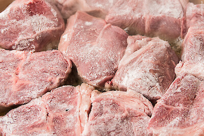 Bœuf bourguignon, mehlierte Fleischstücke werden angebraten
